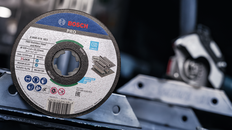 Đá cắt liên kết PRO Stainless Steel and Metal, 125 x 1,6 x 22,23 mm, X-Lock, thẳng, oSa Đĩa cắt thép không gỉ được đặt trên bề mặt kim loại trong xưởng.