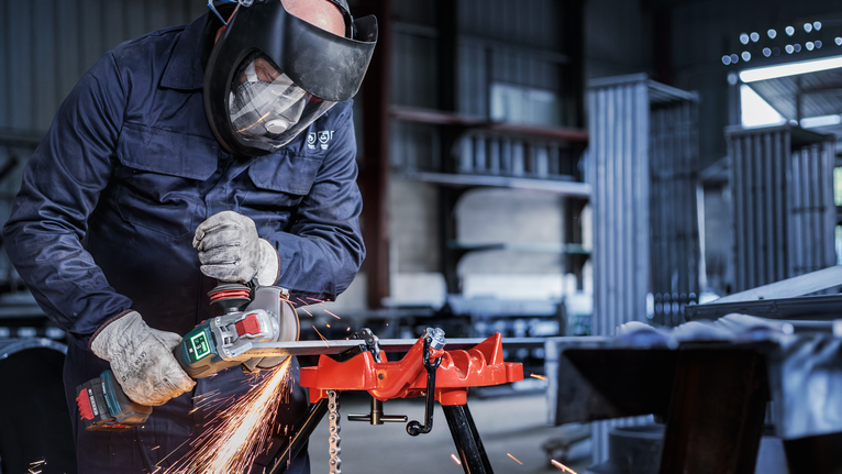 Đá cắt liên kết PRO Metal, 125 x 1,6 x 22,23 mm, X-Lock Người đeo thiết bị an toàn sử dụng dụng cụ điện để mài kim loại, tạo ra tia lửa.