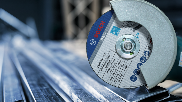 Đá cắt PRO Stainless Steel and Metal, 105 x 1 x 16 mm Một dụng cụ cắt kim loại cắt xuyên qua các thanh thép trong môi trường công nghiệp.