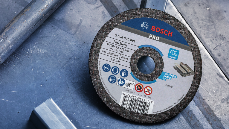 Đĩa cắt kim loại được đặt trên bề mặt kim loại trong xưởng.