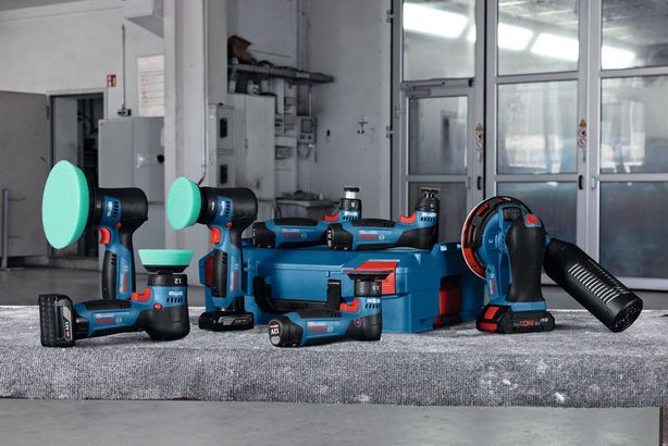 GPX 12V-125 Dụng cụ đánh bóng và chà nhám không dây có hộp đựng màu xanh trên bàn làm việc trong xưởng.
