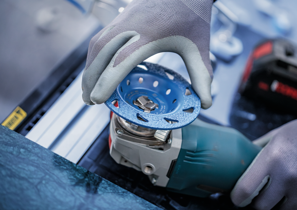 Đầu mài carbide EXPERT Multi Material Medium, Dạng phẳng, X-LOCK, 115 mm, 22,23 mm Người đeo thiết bị an toàn gắn đĩa mài vào dụng cụ điện.