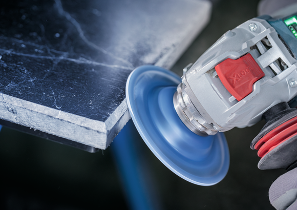 Object #200557580: 7425288_APP_CLOSE_1 Đĩa mài kim cương Bosch X-LOCK dùng để hoàn thiện cạnh gạch.