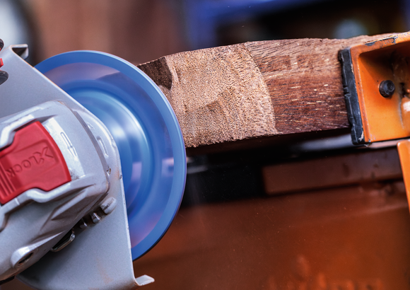 Object #200557587: 7425288_APP_CLOSE_3 Đĩa mài Bosch X-Lock dùng để chà nhám gỗ thô.