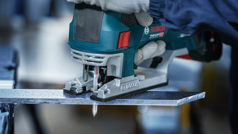 Lưỡi cưa lọng EXPERT Tough Metal thick T155HHM, 3 chiếc Người mặc đồ bảo hộ đang cắt tấm kim loại bằng máy cưa cầm tay.