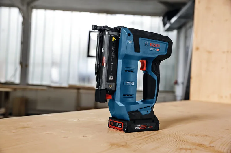 Súng bắn đinh không dây đứng thẳng trên bàn gỗ trong xưởng.