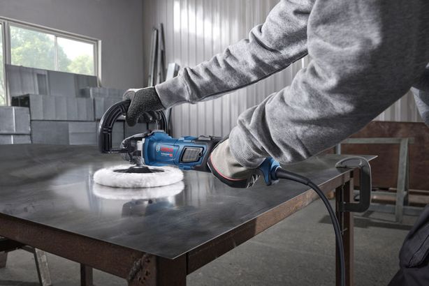 GPO 14-180 S Người đeo thiết bị an toàn đang sử dụng máy đánh bóng trên bàn làm việc bằng kim loại.