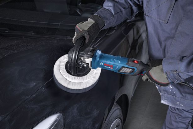 GPO 14-180 S Một người mặc đồ bảo hộ đang sử dụng máy đánh bóng trên mui xe màu đen.