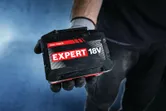 Bộ pin Bosch Expert 18V 15Ah được đeo găng tay.