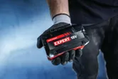 Bộ pin Bosch Expert 18V khi đeo găng tay.