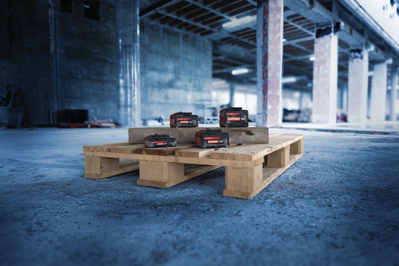 Bộ pin Bosch 18V Expert trên pallet gỗ.