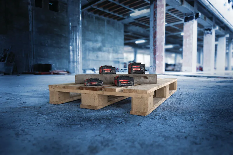 Bộ pin Bosch 18V Expert trên pallet gỗ.