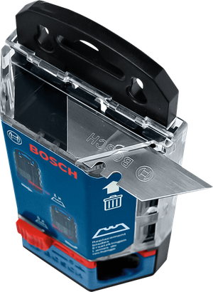 Hộp đựng lưỡi dao bằng kim loại với lưỡi dao thay thế có thể nhìn thấy nhô ra ngoài.