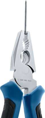 Kìm kẹp một chiếc đinh kim loại dài có tay cầm màu xanh và đen.