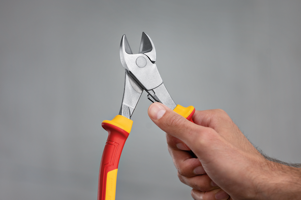 Người cầm kìm cắt dây cách điện.