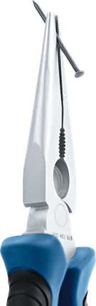 Kìm mũi dài kẹp chặt một chiếc đinh.