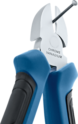 Kìm cắt dây có tay cầm màu xanh đang cắt một chiếc đinh kim loại.