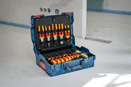 Bộ dụng cụ thợ điện Bosch gồm 37 món, trưng bày trên sàn.