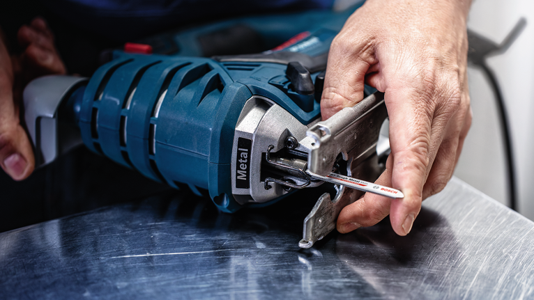Lưỡi cưa lọng EXPERT Tough Metal thin T118AHM, 3 chiếc Người ta gắn lưỡi cưa vào máy cưa lọng trên bề mặt kim loại.