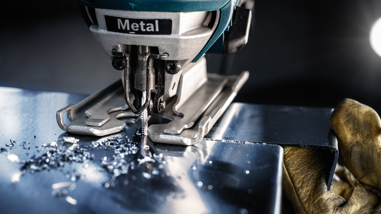 Lưỡi cưa lọng EXPERT Tough Metal thin T118AHM, 3 chiếc Người mặc đồ bảo hộ sử dụng máy cưa lọng để cắt một tấm kim loại.