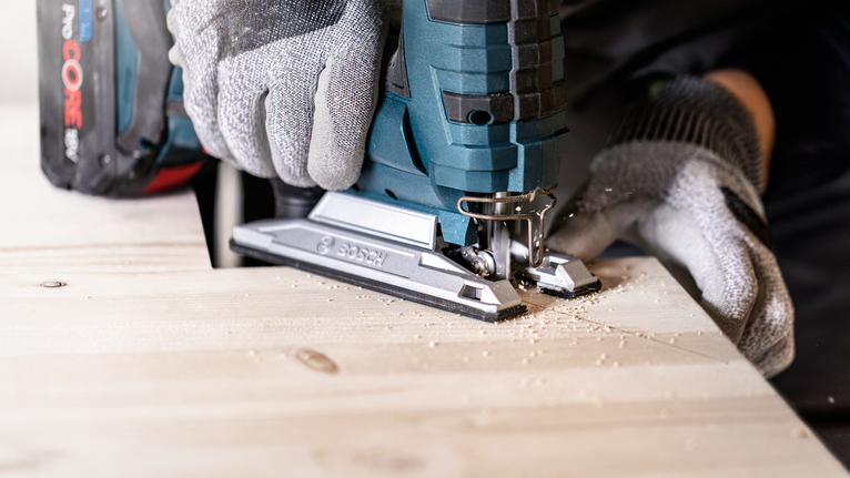 Lưỡi cưa lọng EXPERT ‘Wood 2-side clean’ T 308 B, 5 chiếc Người đeo thiết bị an toàn sử dụng máy cưa lọng không dây để cắt một tấm gỗ.