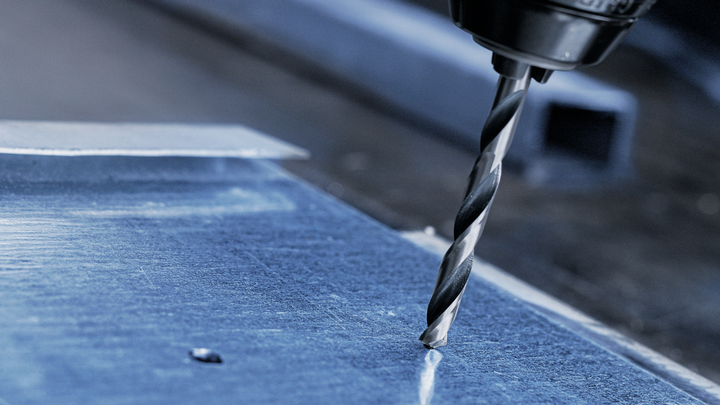 Khoan lỗ trên tấm kim loại.