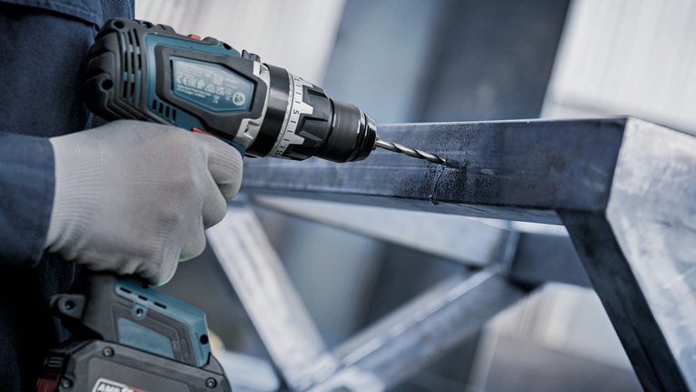 Người đeo thiết bị an toàn khoan vào khung kim loại.