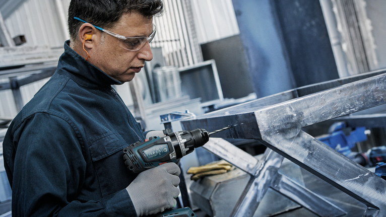 Người đeo thiết bị an toàn khoan vào khung kim loại.