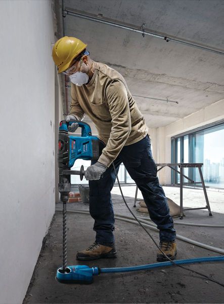 Máy khoan búa xoay Bosch GBH 6-42 VB đang được sử dụng.