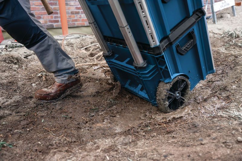 Hệ thống hộp đựng Bosch L-BOXX Contractor 476 trong bùn.