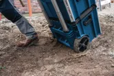 Hệ thống hộp đựng Bosch L-BOXX Contractor 476 trong bùn.