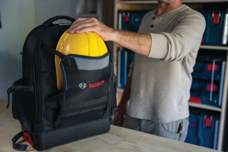 Ba lô Bosch L-BOXX Contractor đựng mũ bảo hiểm màu vàng.