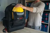 Ba lô Bosch L-BOXX Contractor đựng mũ bảo hiểm màu vàng.