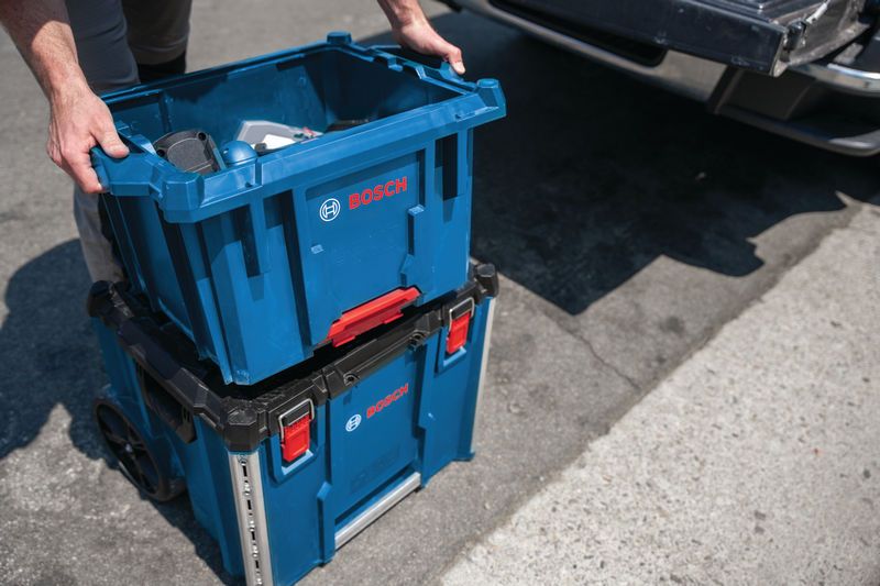 Hệ thống xếp chồng thùng chứa Bosch L-BOXX Contractor trên vali xách.
