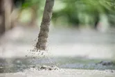 Máy rung bê tông giúp phân tán bọt khí trong xi măng vừa đổ.